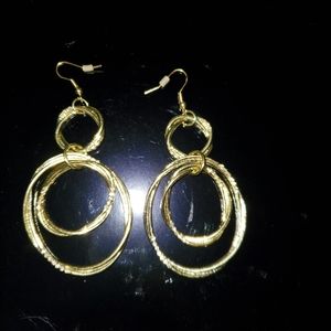 Beautiful gold hoop earrings!!